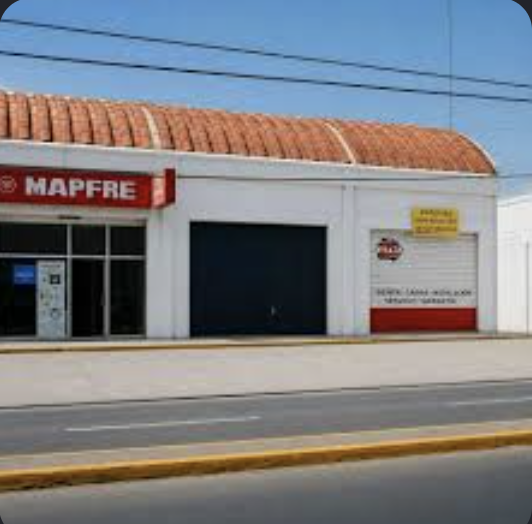 Local bodega con techo de teja y puerta levadiza