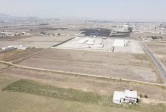 Terreno industrial con naves y cercado en Puerto Interior