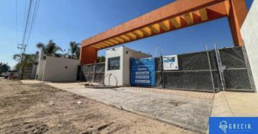 Terreno en fraccionamiento con caseta y arco naranja