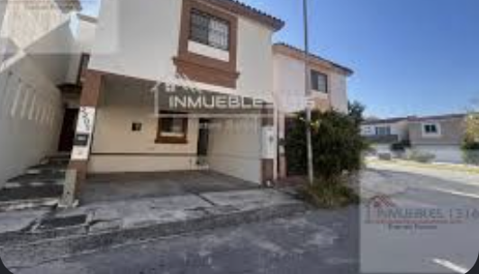 Casa contemporánea con volumen superior de piedra texturizada