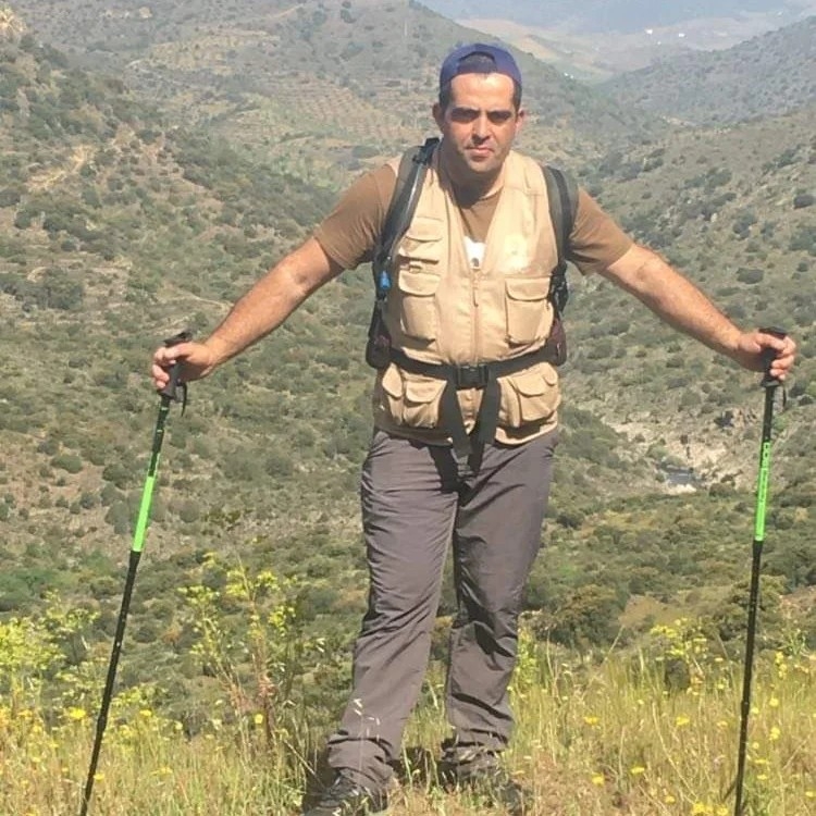 Ricardo Nabais como guia de natureza em trilho na floresta