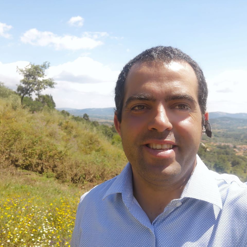 Ricardo Nabais, empreendedor e guia de natureza, em trilho de montanha
