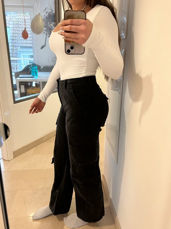 Zara Weite Cargohose mit Seitentaschen, Schwarz, Gr. 38 Size 38