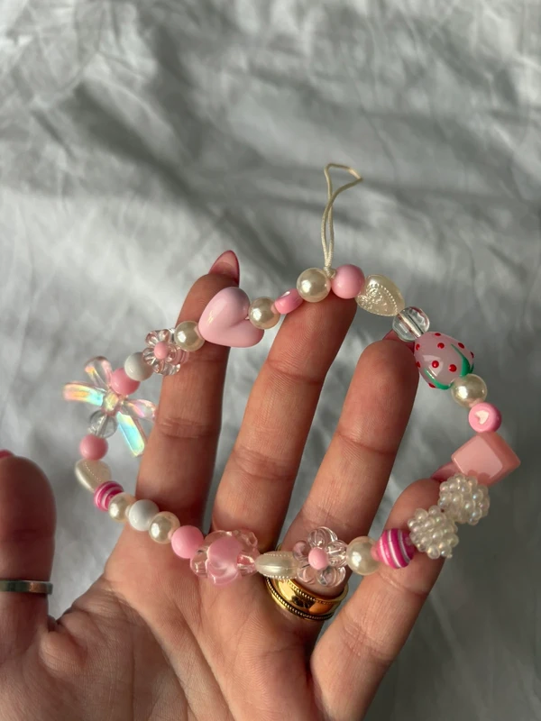 Handmade Handmade Perlen-Handykette rosa – Herzen, Erdbeere & Schleife