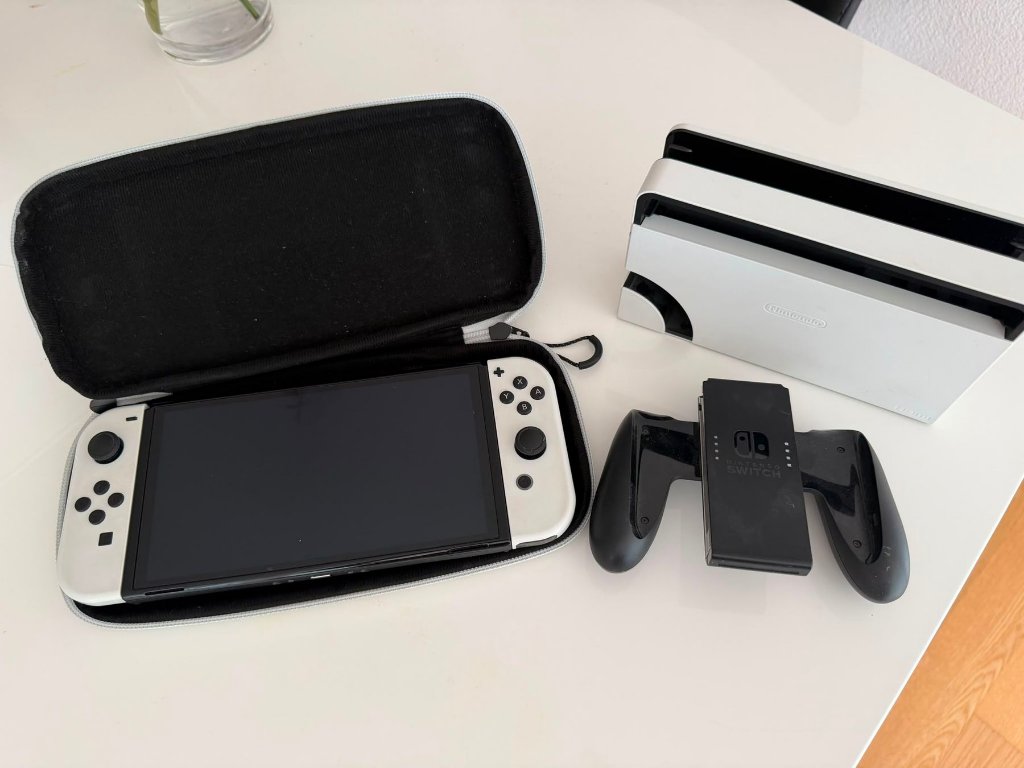 Nintendo Nintendo Switch OLED Weiß + Tasche & Zubehör