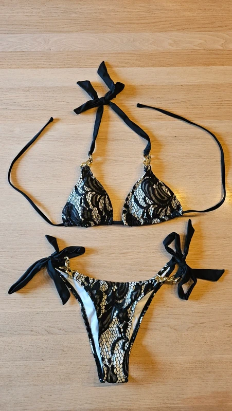 Moda Minx Triangel-Bikini mit Spitze & Golddetails Size S