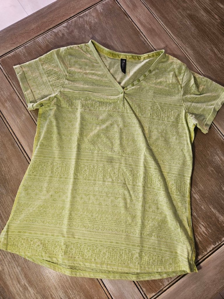 Damen T-Shirt Gr. 42 hellgrün mit dezentem Muster Size 42
