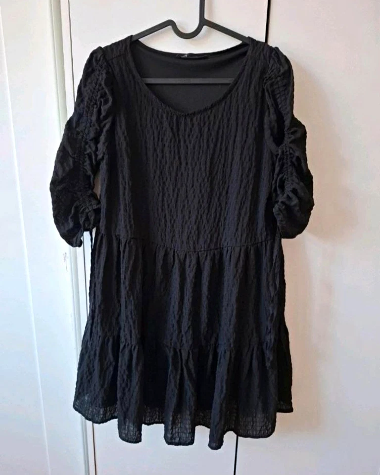 Zara Schwarzes Kleid mit Strukturmuster & Raffärmeln, Gr. M Size M