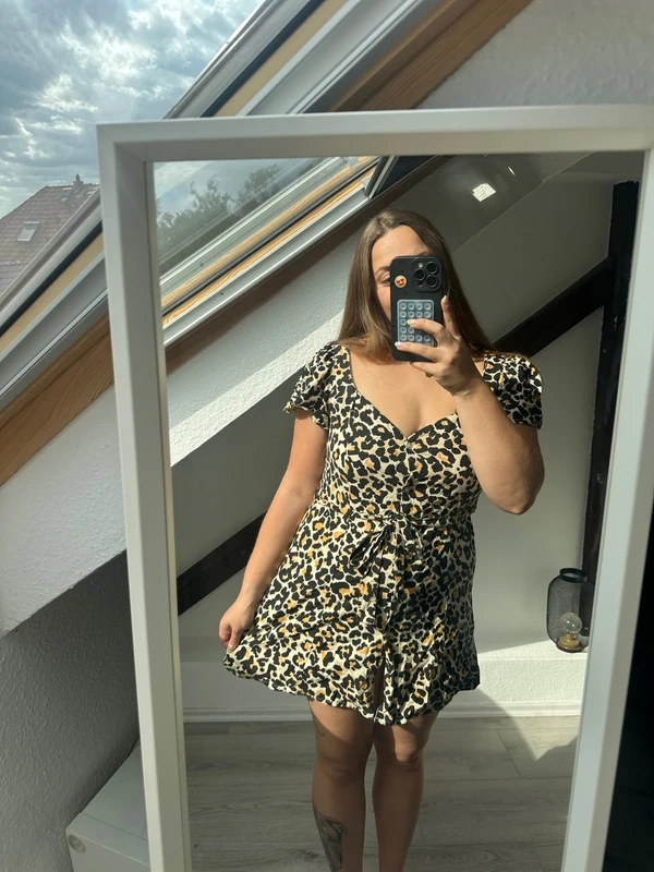 Zara Leo-Kleid mit Wickeloptik & Puffärmeln Gr. M Size M