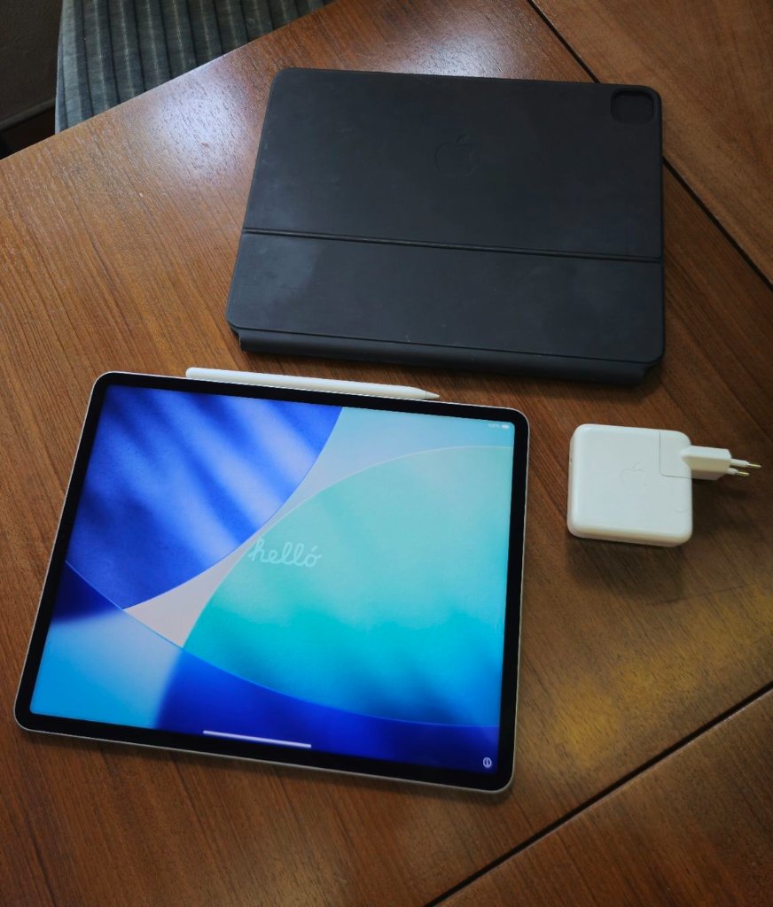 Apple iPad Pro 12,9" (2022) 256GB Bundle mit Magic Keyboard & Pencil
