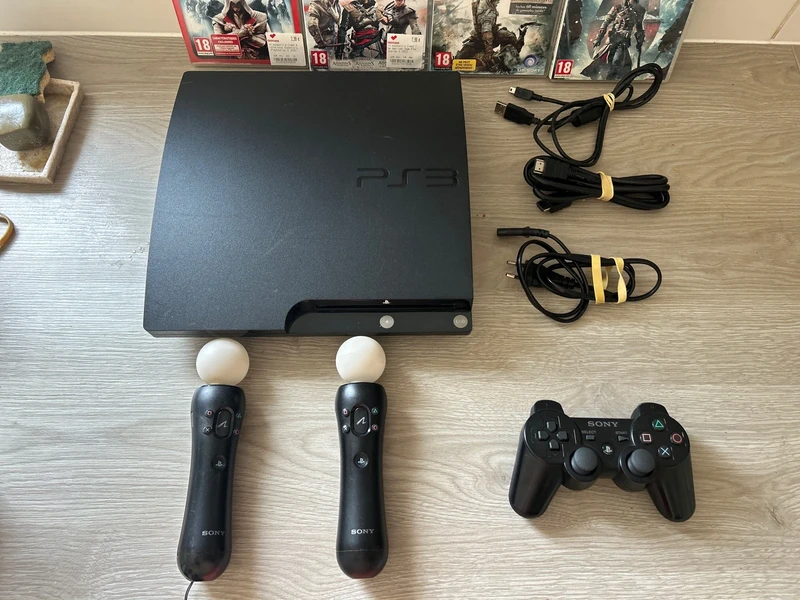 Sony PS3 Slim mit 2 Move-Controllern, Controller & 8 Assassin's Creed Spielen