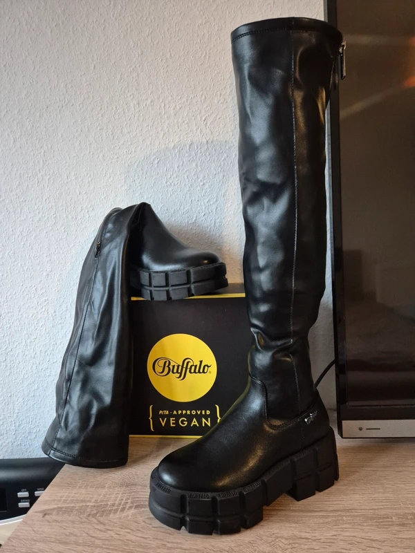 Buffalo Buffalo Vegan Overknee-Stiefel mit Plateau – Gr. 39 Size 39