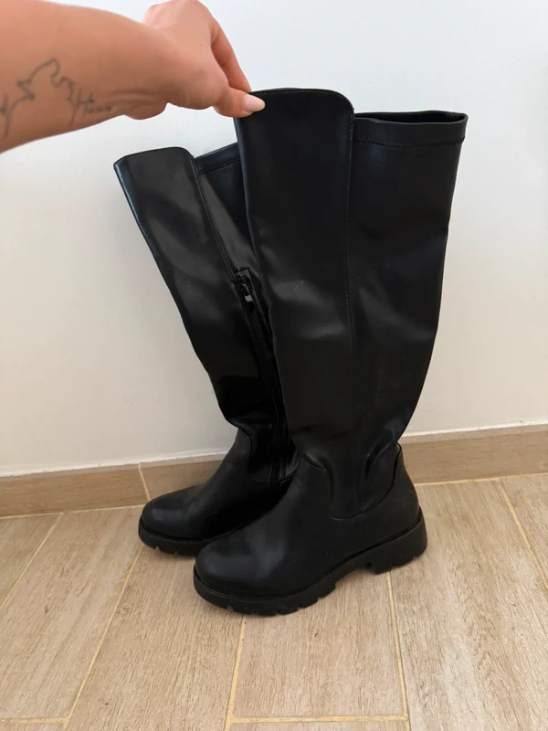 Bershka Schwarze kniehohe Stiefel mit Profilsohle – Gr. 38 Size 38