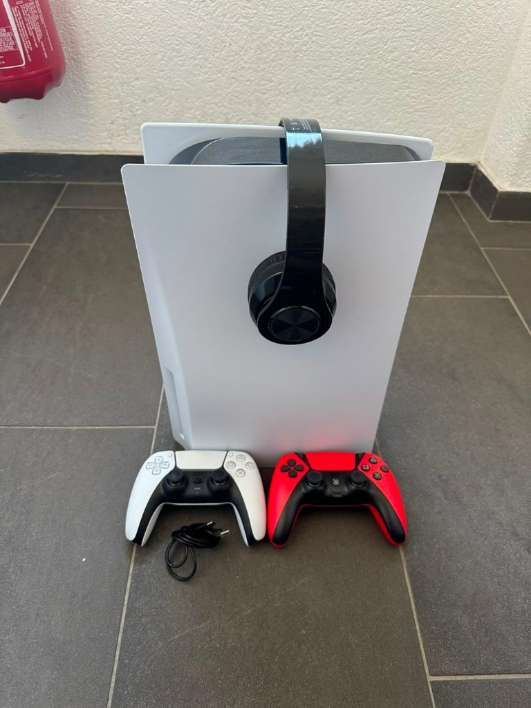 Sony PS5 Digital Edition + 2 Controller & Headset