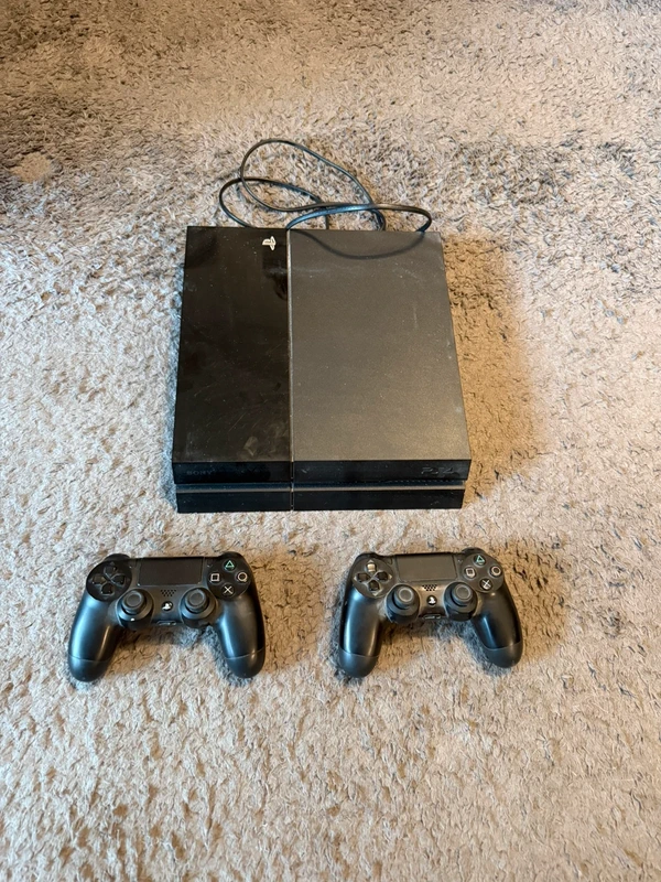 Sony PlayStation 4 500GB mit 2 Controllern