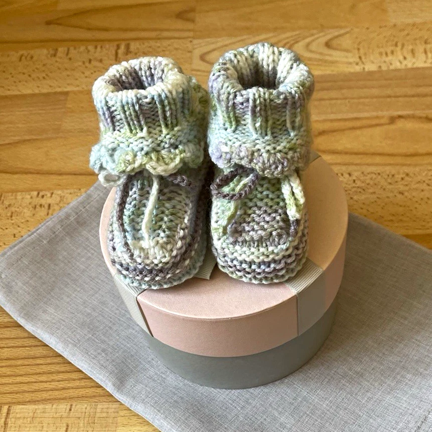 Handmade Handgestrickte Babyschühchen – neu, mit Geschenkbox Size 0-6 Monate