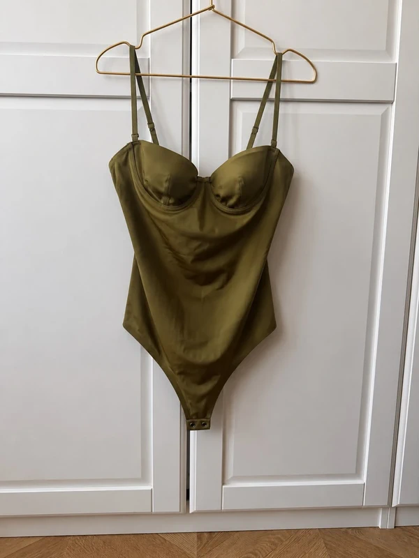 Intimissimi Satin-Body mit Bügel-Cups in Olivgrün Size M