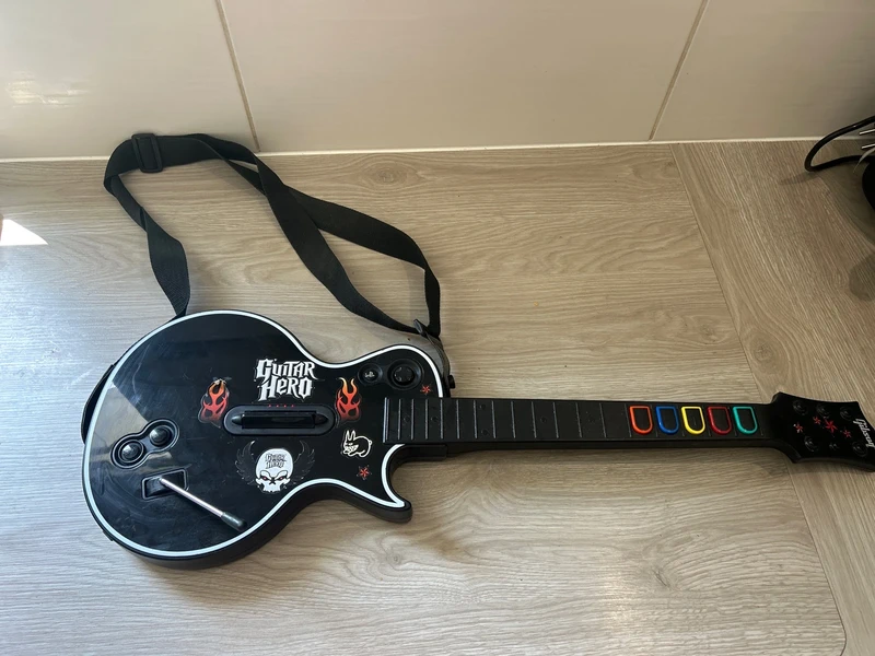 Activision Guitar Hero Gitarre für PS3 (kabellos, mit Gurt)