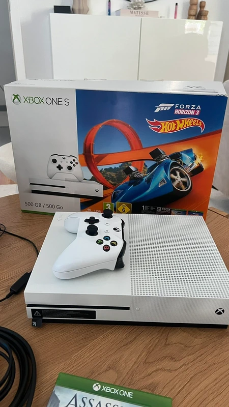 Microsoft Xbox One S 500 GB Forza Horizon 3 Hot Wheels Bundle + Extras