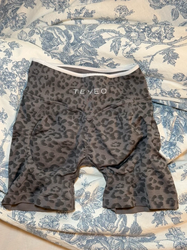 TEVEO TEVEO Scrunch Shorts Leo-Print Grau Gr. S Size S