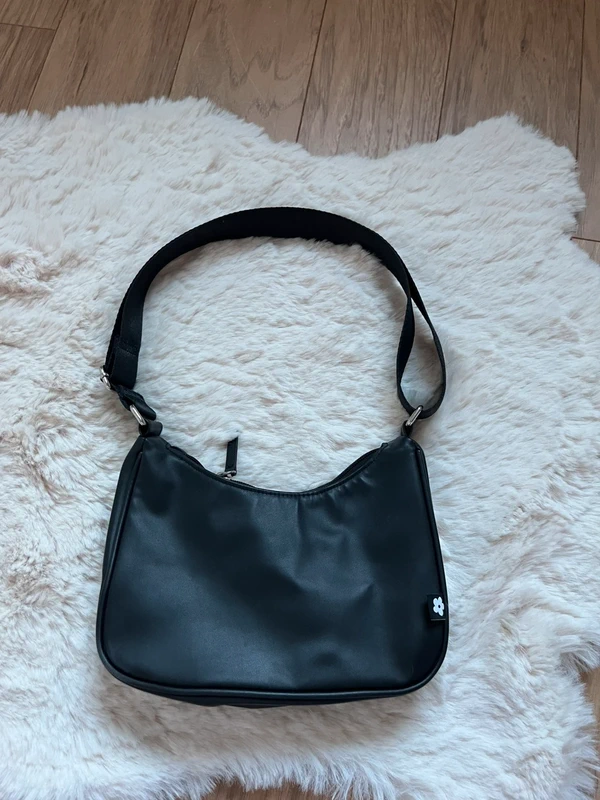 Schultertasche Schwarz Baguette-Form mit Blumen-Anhänger