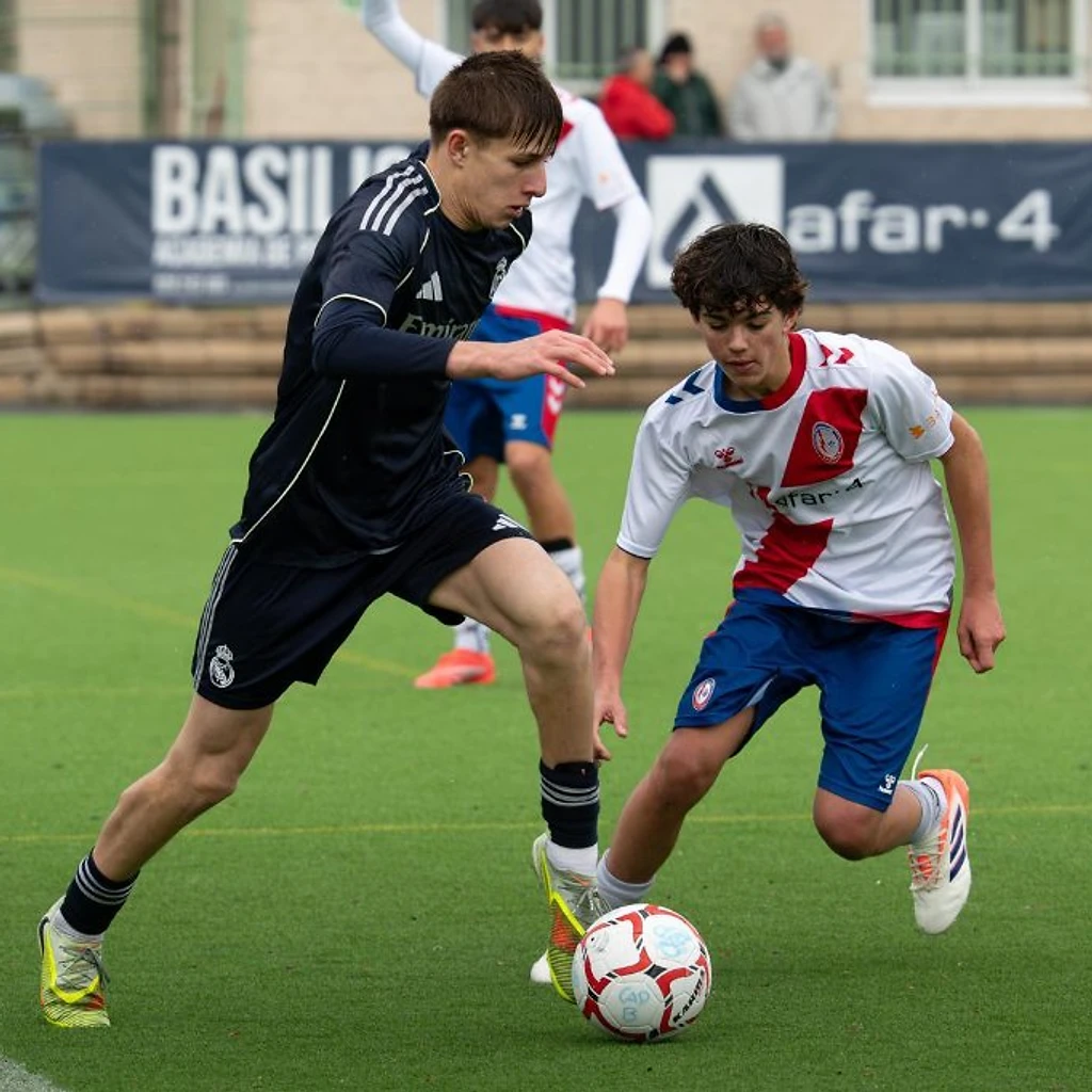 Marcos Carrasco brilla como central y capitán del Real Madrid Cadete frente al Real Betis