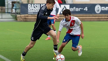 Marcos Carrasco brilla como central y capitán del Real Madrid Cadete frente al Real Betis