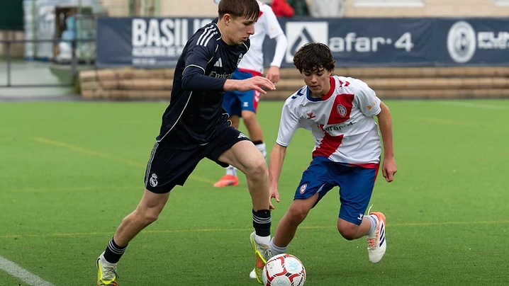 Marcos Carrasco brilla como central y capitán del Real Madrid Cadete frente al Real Betis