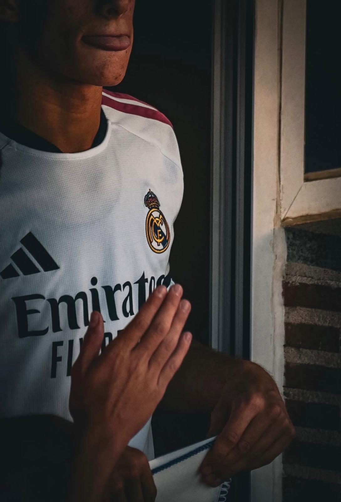 Retrato de Marcos con la camiseta del Real Madrid