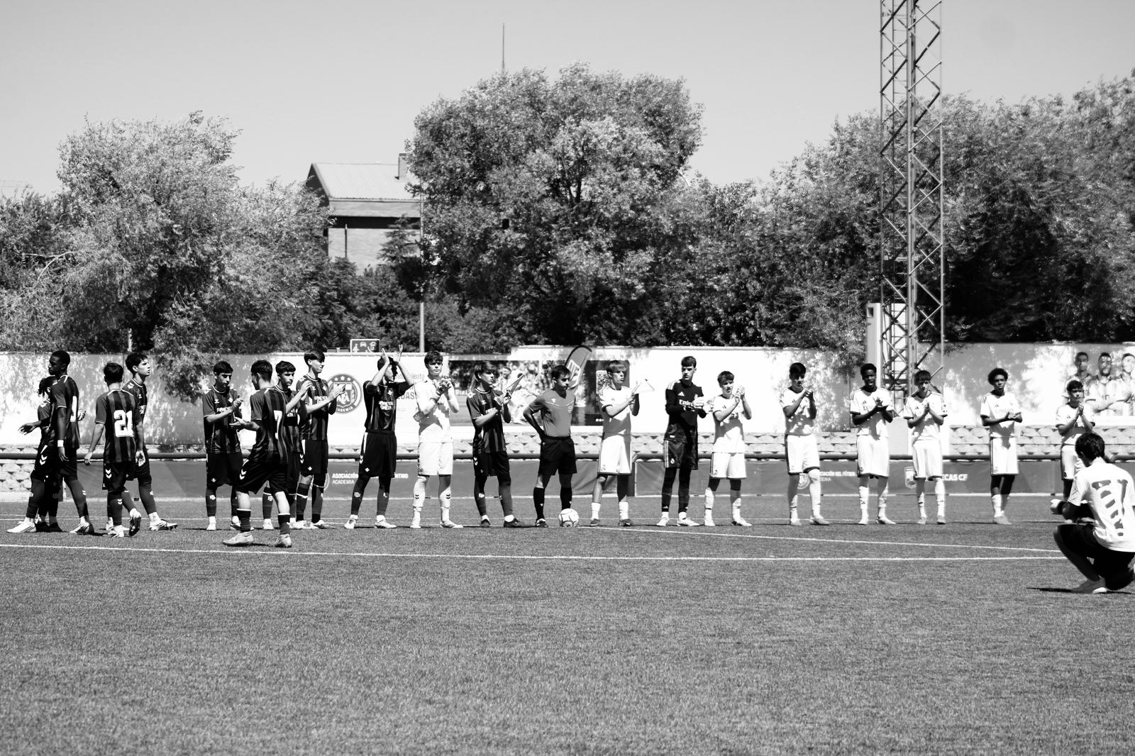 Equipos saludándose antes del duelo