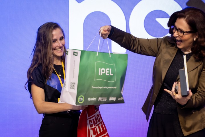 Entrega de gift bag IPEL entre participantes