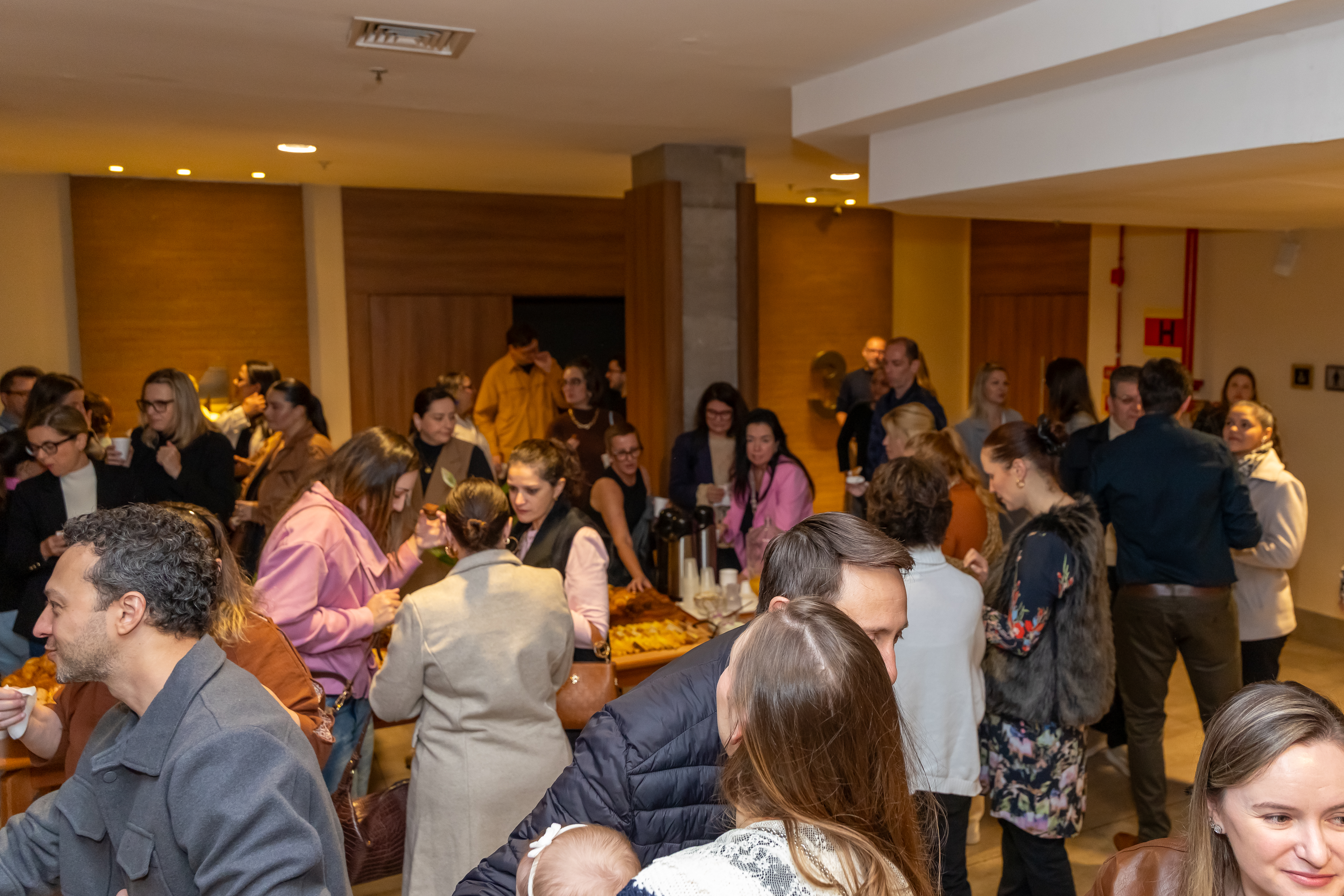 Foyer cheio durante o networking do lançamento NEXO