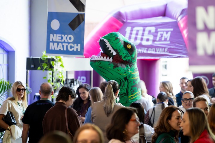 Mascote e banner NEXO Match no evento