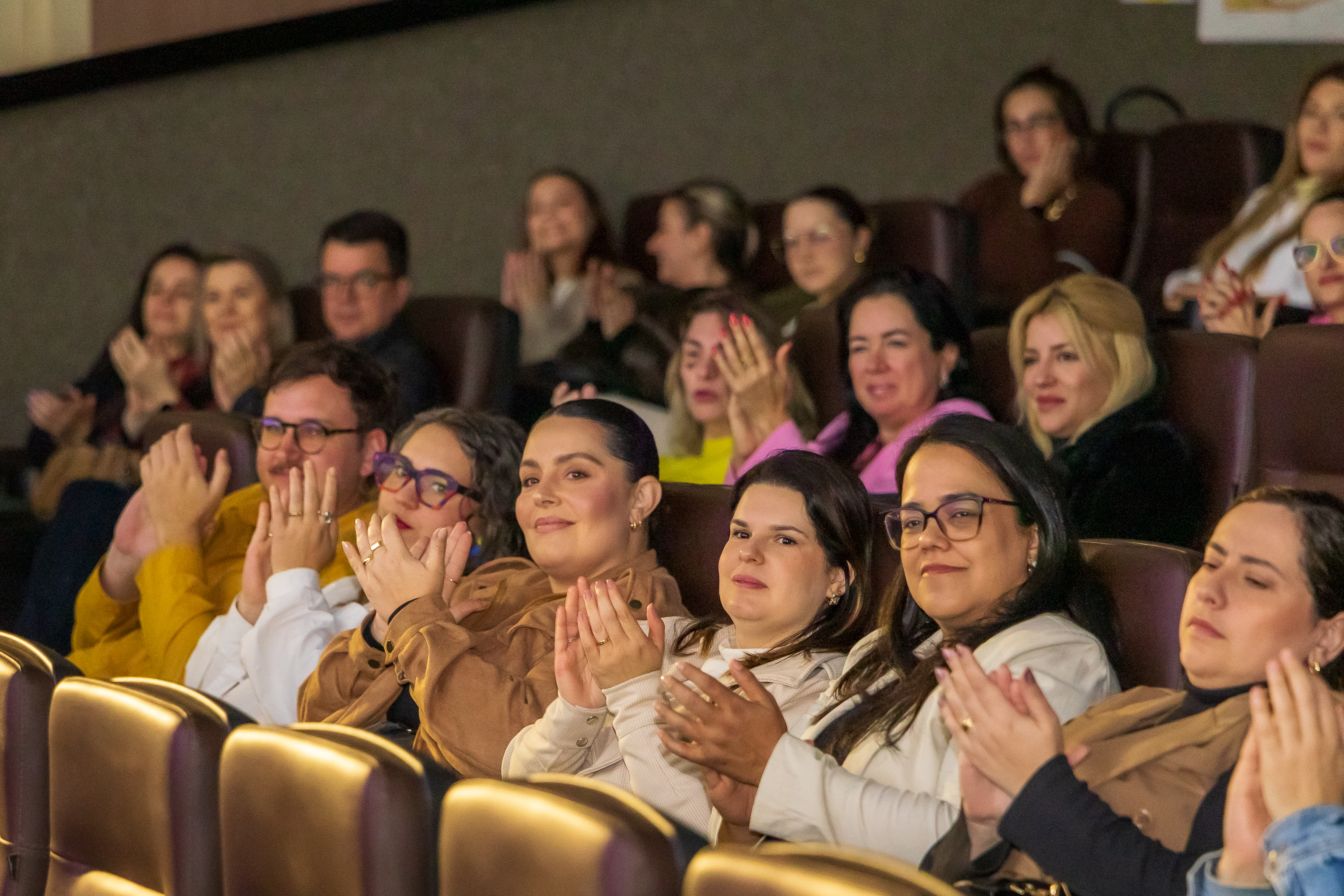 Público aplaudindo durante o lançamento NEXO