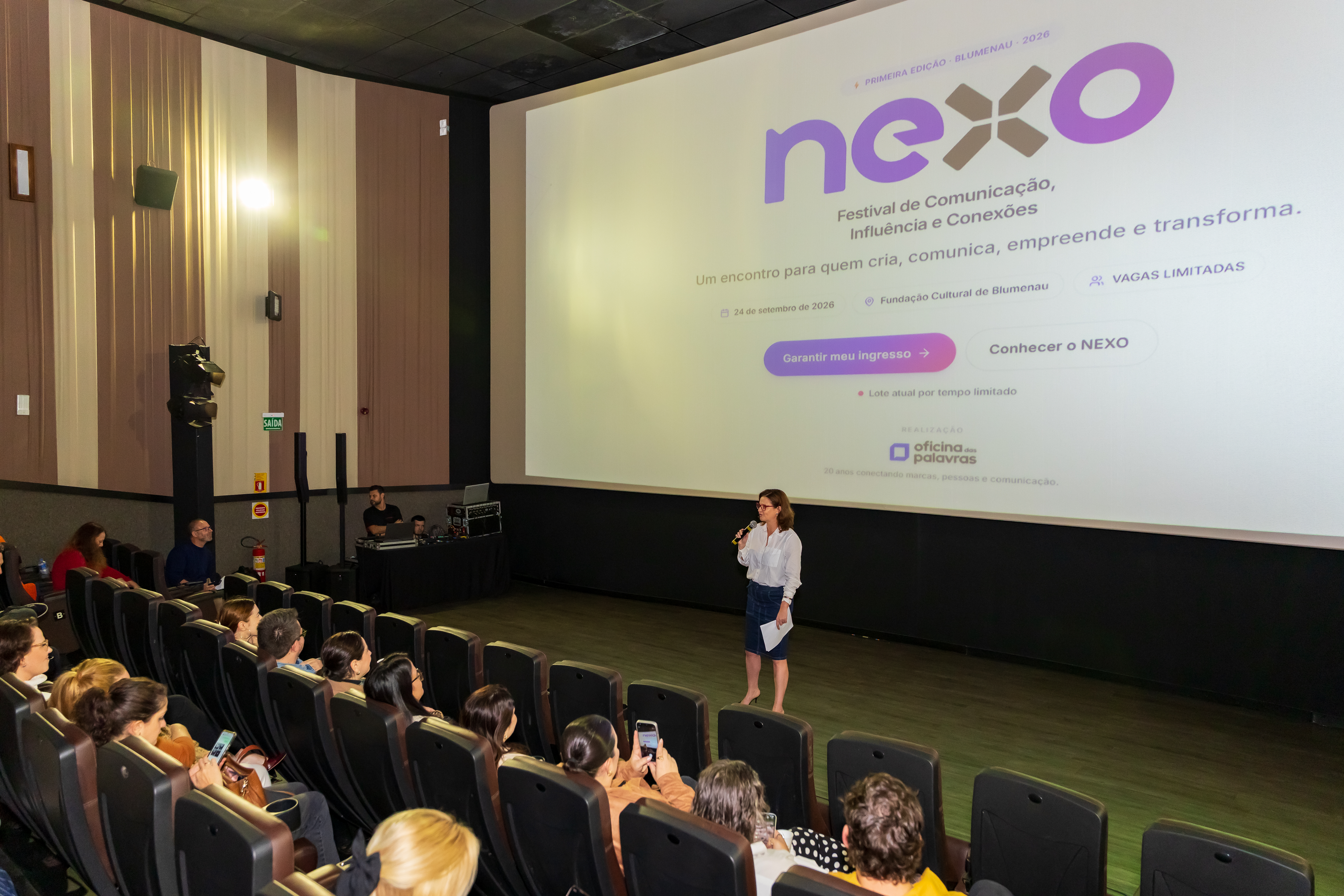 Visão ampla de palco e plateia no lançamento NEXO