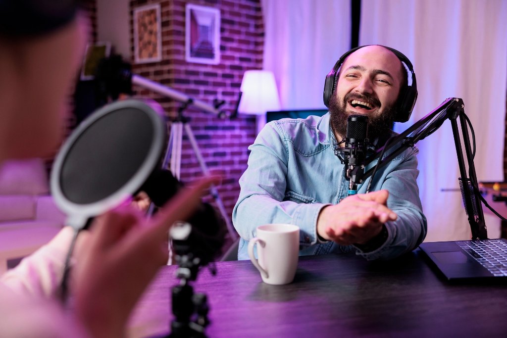 Creators produzindo conteúdo juntos em estúdio