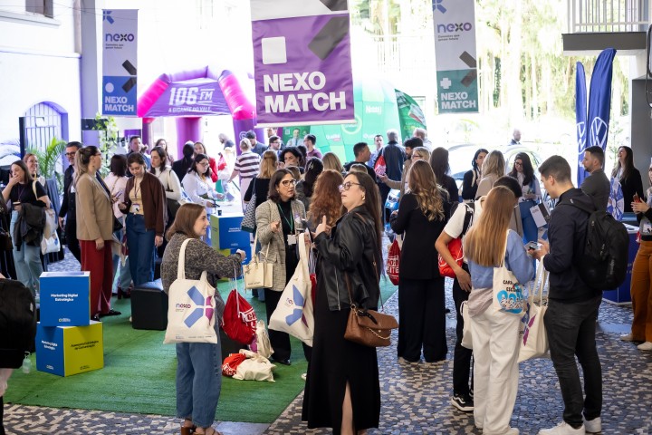 Espaço NEXO Match com banners e participantes interagindo