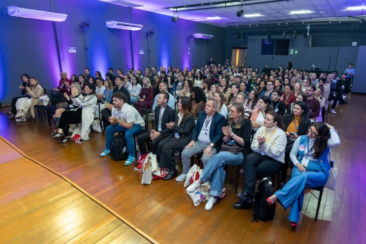 Público aplaudindo no auditório do NEXO 2026