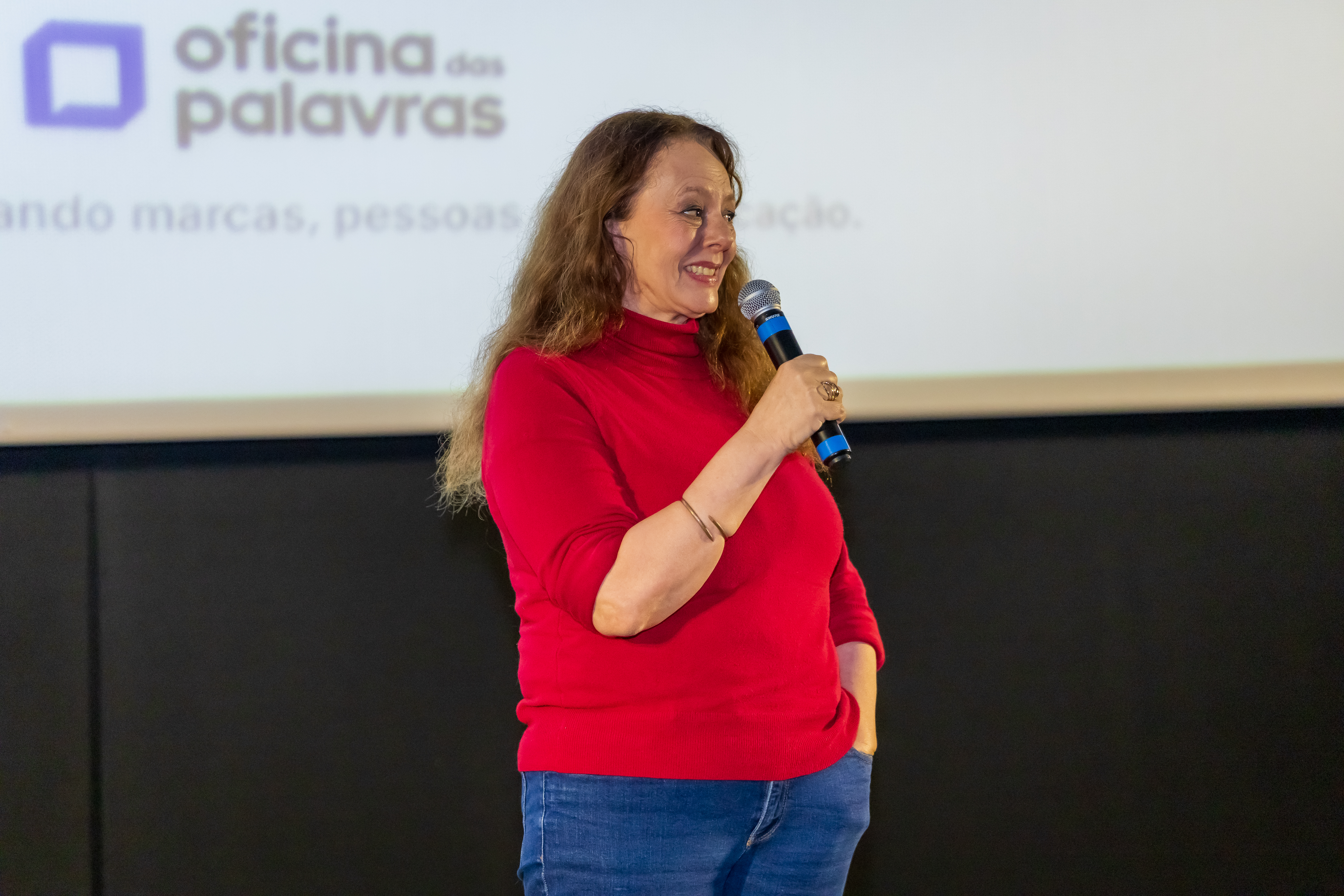 Palestrante falando no palco do lançamento NEXO