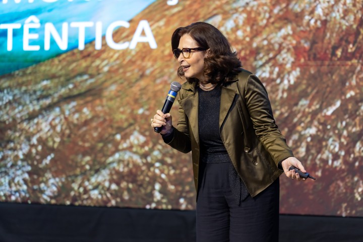 Palestrante no palco do NEXO 2026