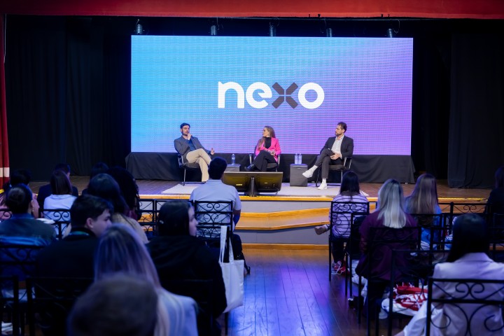 Painel no palco com plateia no NEXO 2026