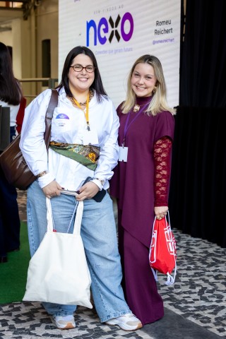 Duas participantes posando juntas no NEXO 2026