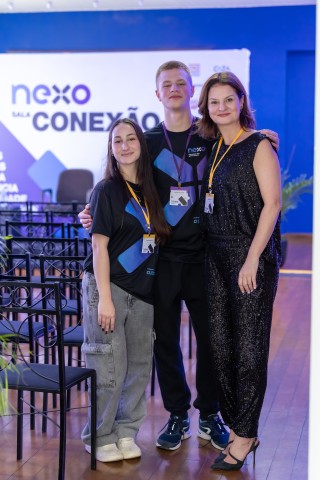 Três participantes posando juntos no NEXO 2026