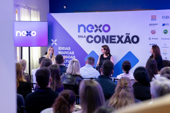 Painel Sala Conexão visto da plateia