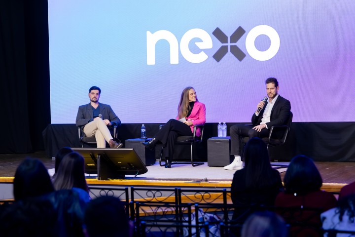 Painel com dois homens e uma mulher de blazer rosa