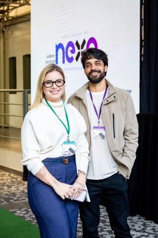 Dois participantes posando juntos no NEXO 2026