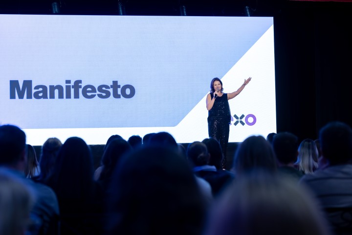 Palestrante no palco com tela Manifesto ao fundo