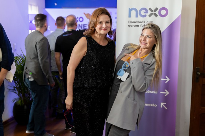 Duas participantes posando juntas no NEXO 2026