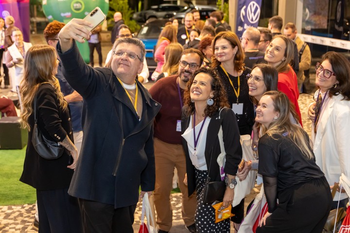 Participantes tirando selfie no NEXO 2026