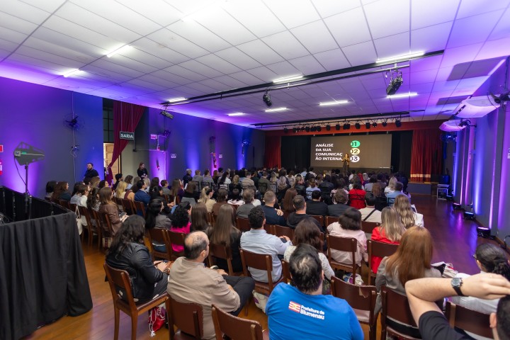 Visão geral do auditório e palco do NEXO 2026